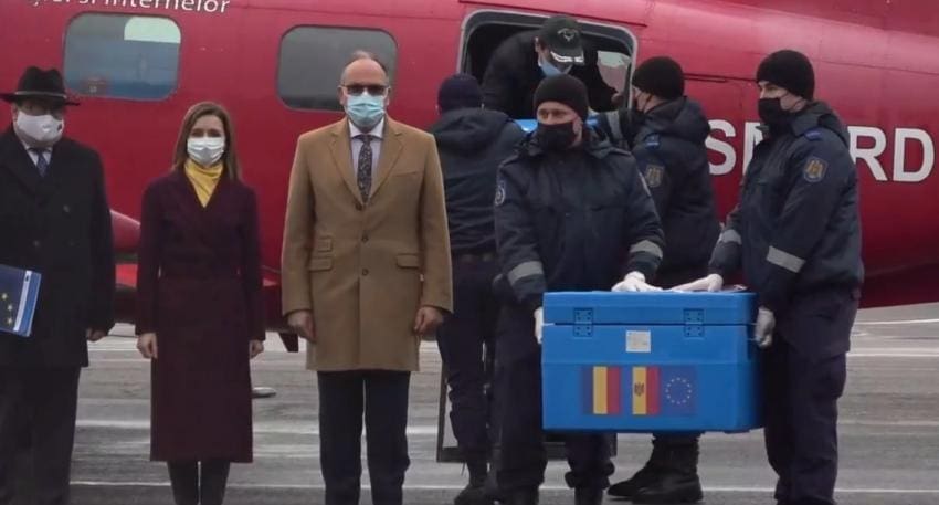 Primele doze de vaccinuri împotriva Covid19 au ajuns în Moldova. O parte din ser va fi oferit și medicilor din stânga Nistrului