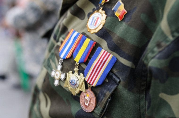 VIDEO. Veteranii de război obligați să demonstreze că au luptat. În 4 ani de la începerea procesului de modificare a legitimațiilor, nici jumătate nu au fost schimbate