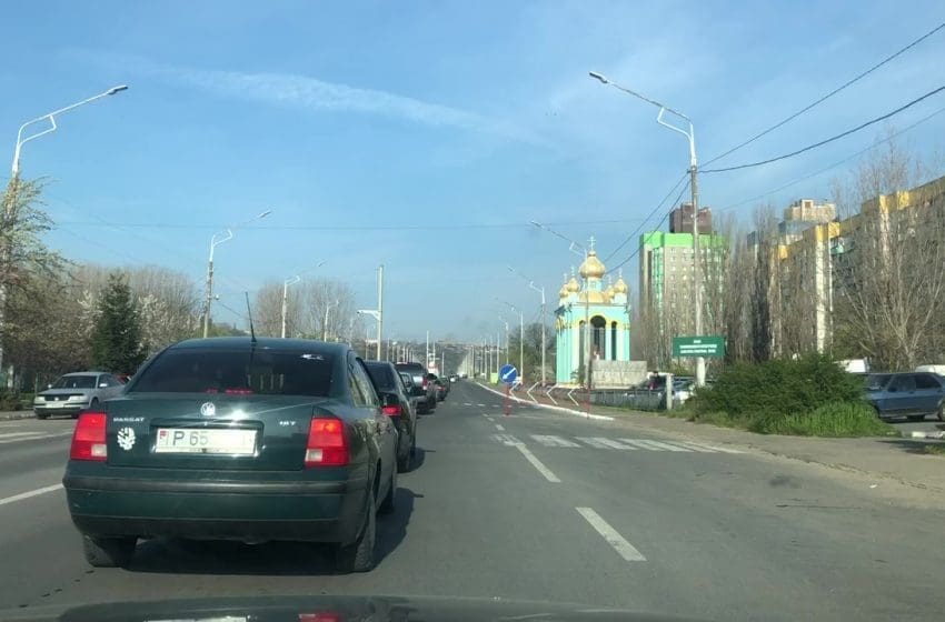 FOTO-„Arestul la domiciliu”, pus pe pauză – cozi imense la ieșire din regiunea transnistreană. Oamenii pot circula liber