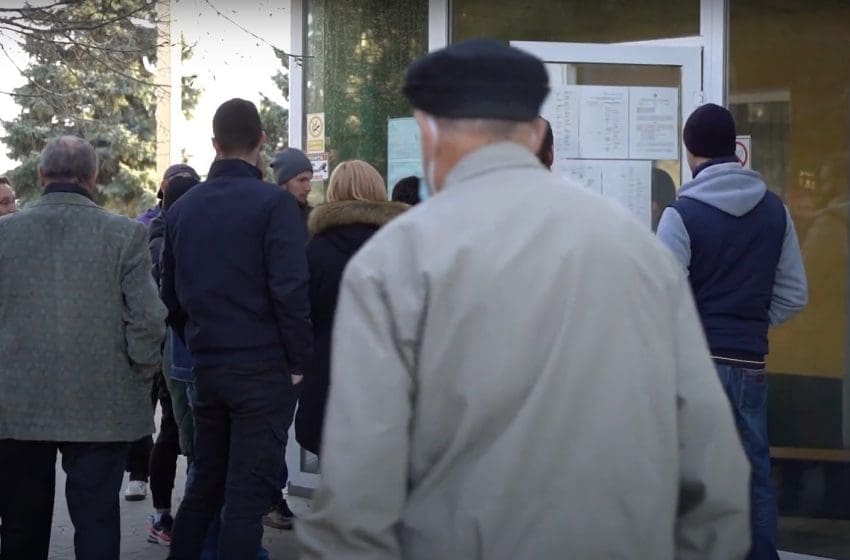  VIDEO. Locuitorii regiunii transnistrene, în rând după acte moldovenești. Războiul a dublat numărul cererilor