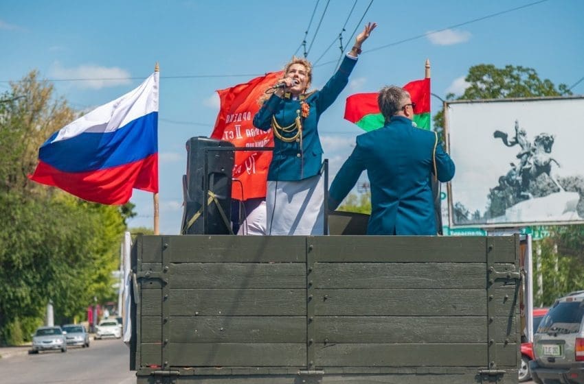 VIDEO. „Ziua Victoriei” la Tiraspol. Fără paradă militară, dar cu panglica negru-oranj