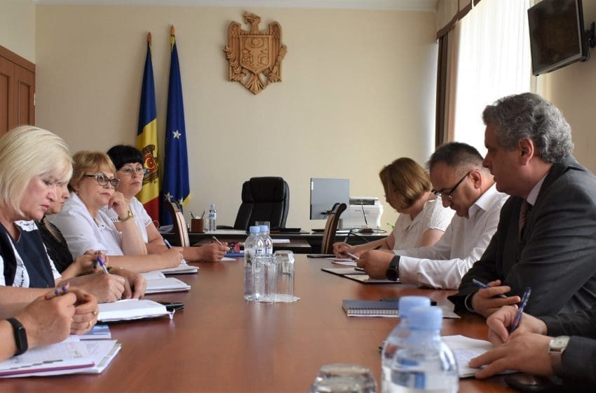 Pregătirile de noul an de studii au fost discutate la Guvern cu directorii școlilor din regiunea transnistreană