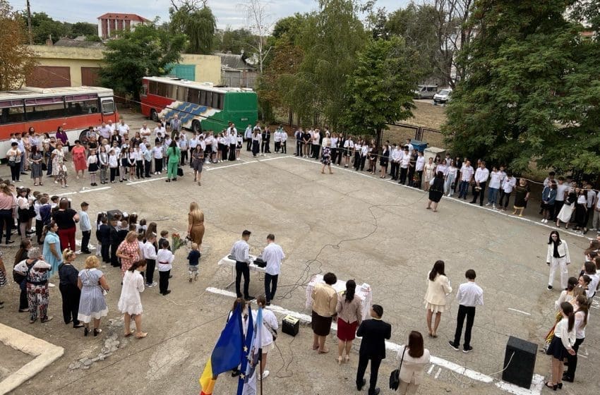 GALERIE FOTO: 1 Septembrie la Tiraspol: A fost intonat imnul și arborat drapelul național