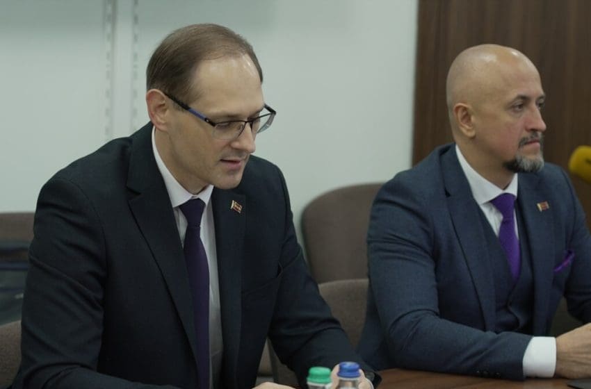 FOTO. Un pretins „ministru” de la Tiraspol, surprins într-o cafenea din Chișinău, în timp ce regimul acuză probleme de liberă circulație
