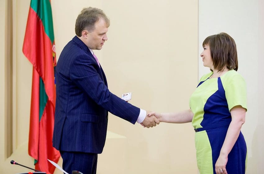  FOTO. O pretinsă judecătoare de la Tiraspol, cu pașaport rusesc, nu a fost lăsată să între în țară. Este responsabilă de încălcarea drepturilor omului în cinci cazuri examinate de CEDO